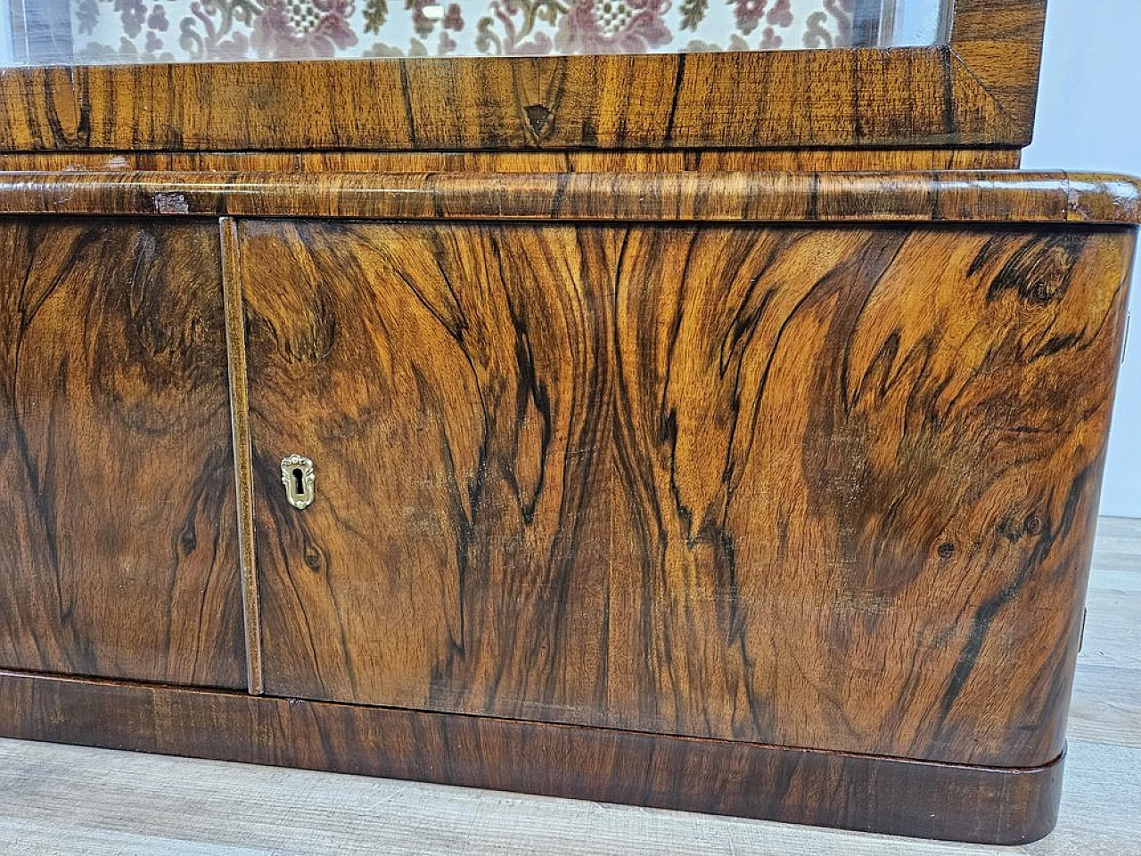 Showcase in walnut root with lateral doors and shelves, 1940s 19