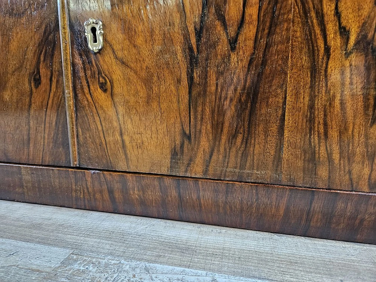 Showcase in walnut root with lateral doors and shelves, 1940s 20