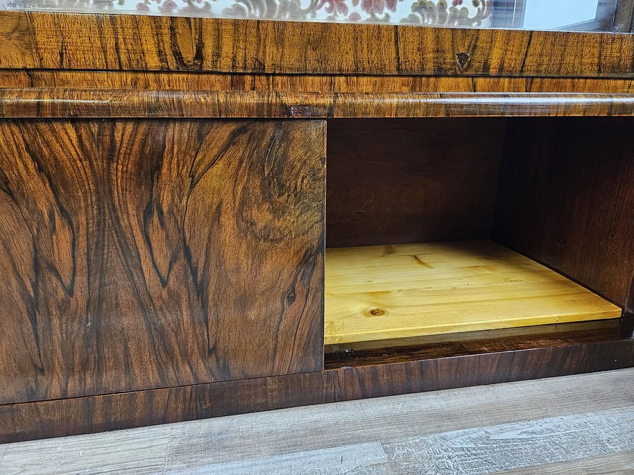 Showcase in walnut root with lateral doors and shelves, 1940s 21