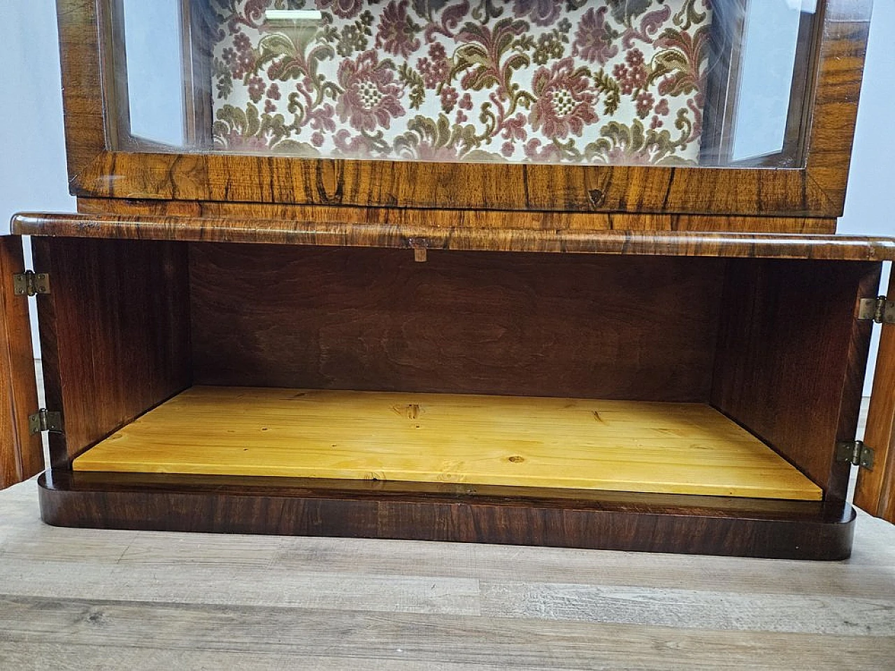 Showcase in walnut root with lateral doors and shelves, 1940s 22