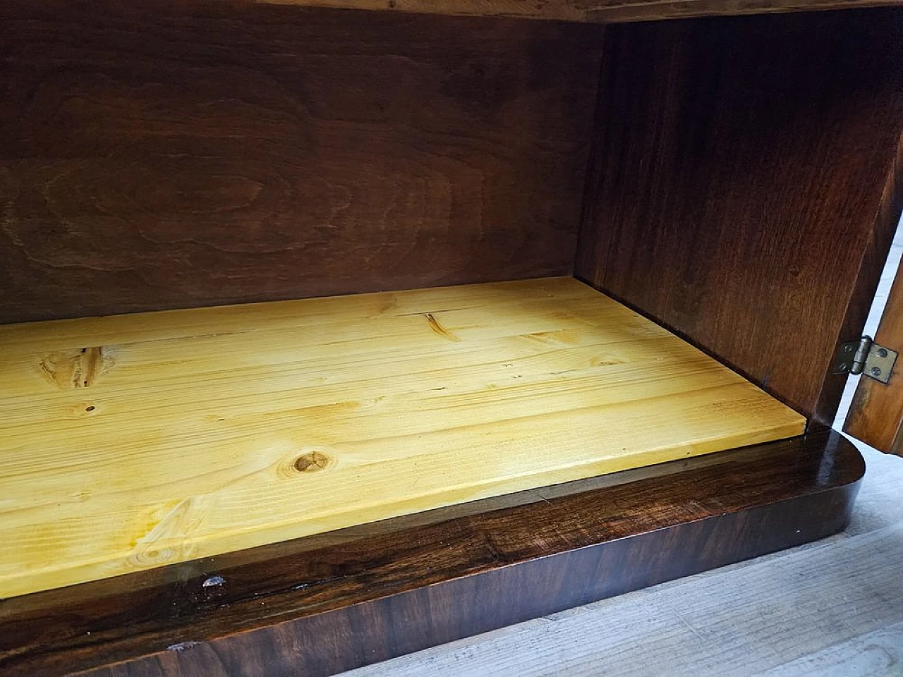 Showcase in walnut root with lateral doors and shelves, 1940s 24