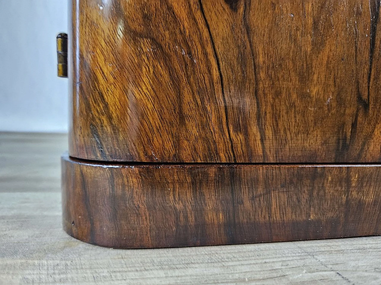 Showcase in walnut root with lateral doors and shelves, 1940s 29