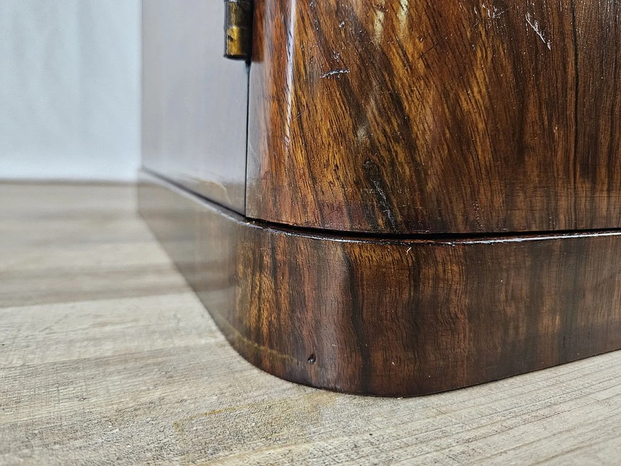 Showcase in walnut root with lateral doors and shelves, 1940s 30