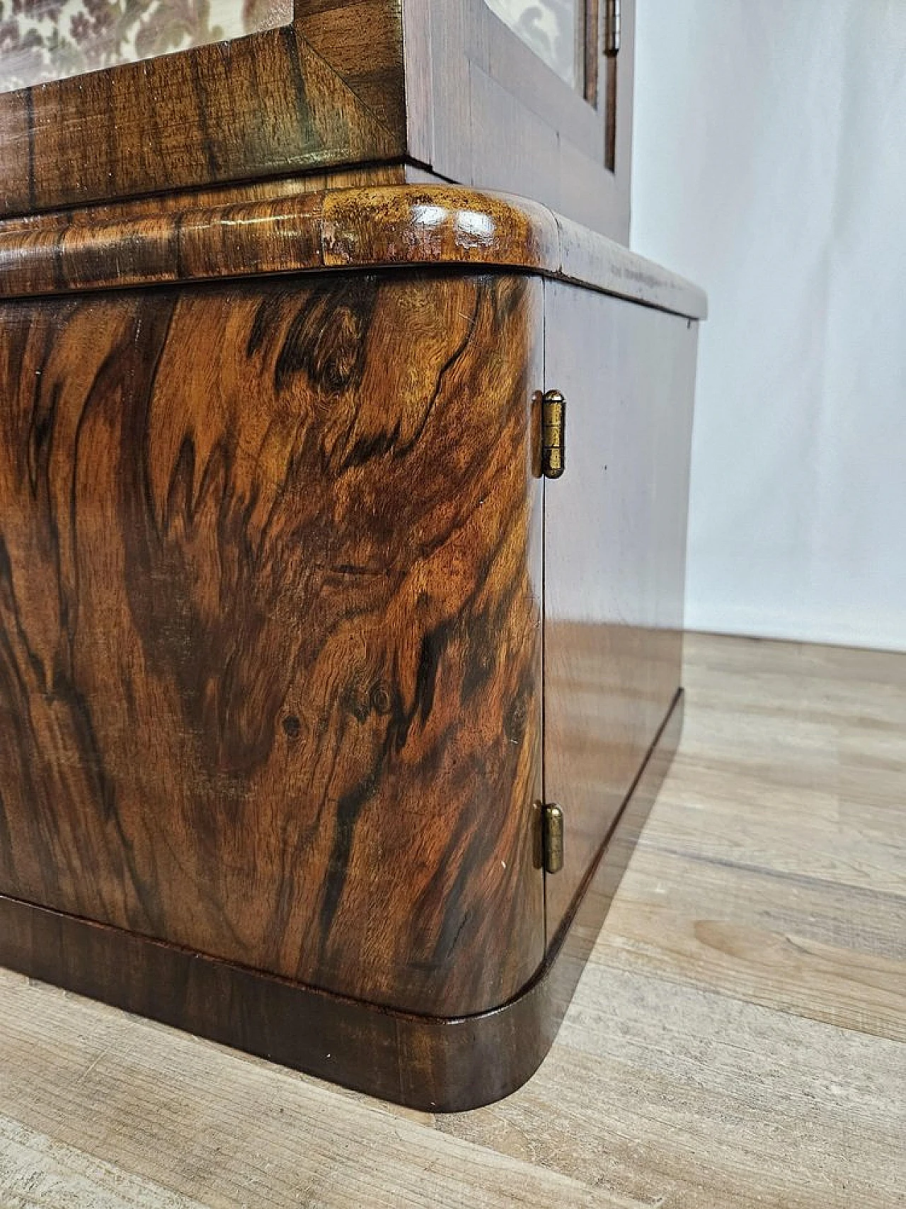 Showcase in walnut root with lateral doors and shelves, 1940s 31