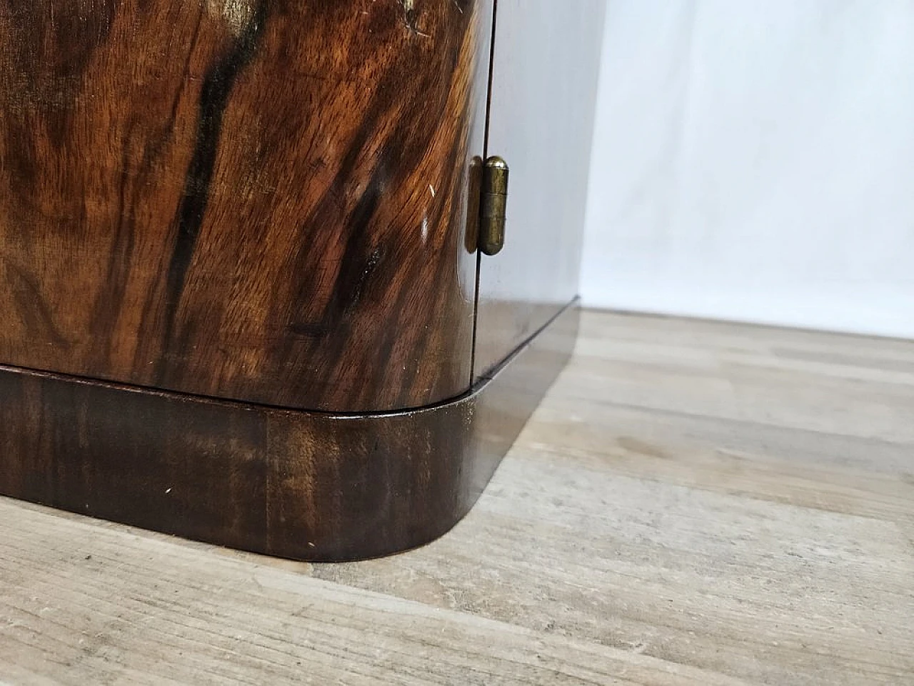 Showcase in walnut root with lateral doors and shelves, 1940s 32