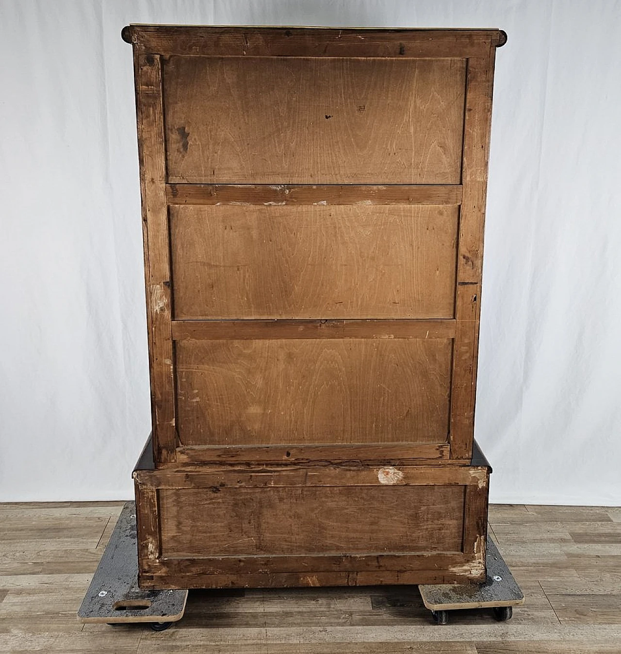 Showcase in walnut root with lateral doors and shelves, 1940s 33