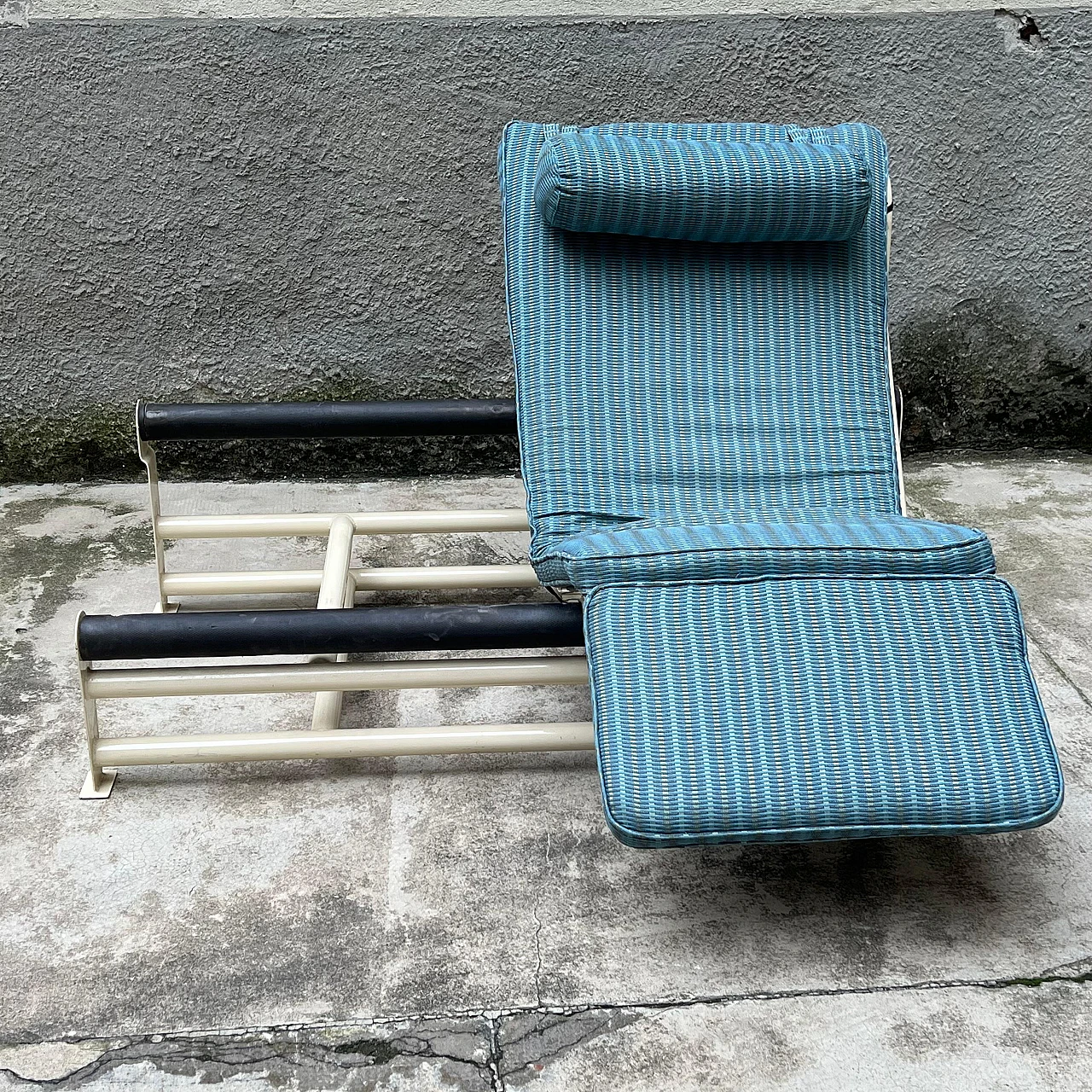 Double chaise longues inspired by Lc4, 1980s 7