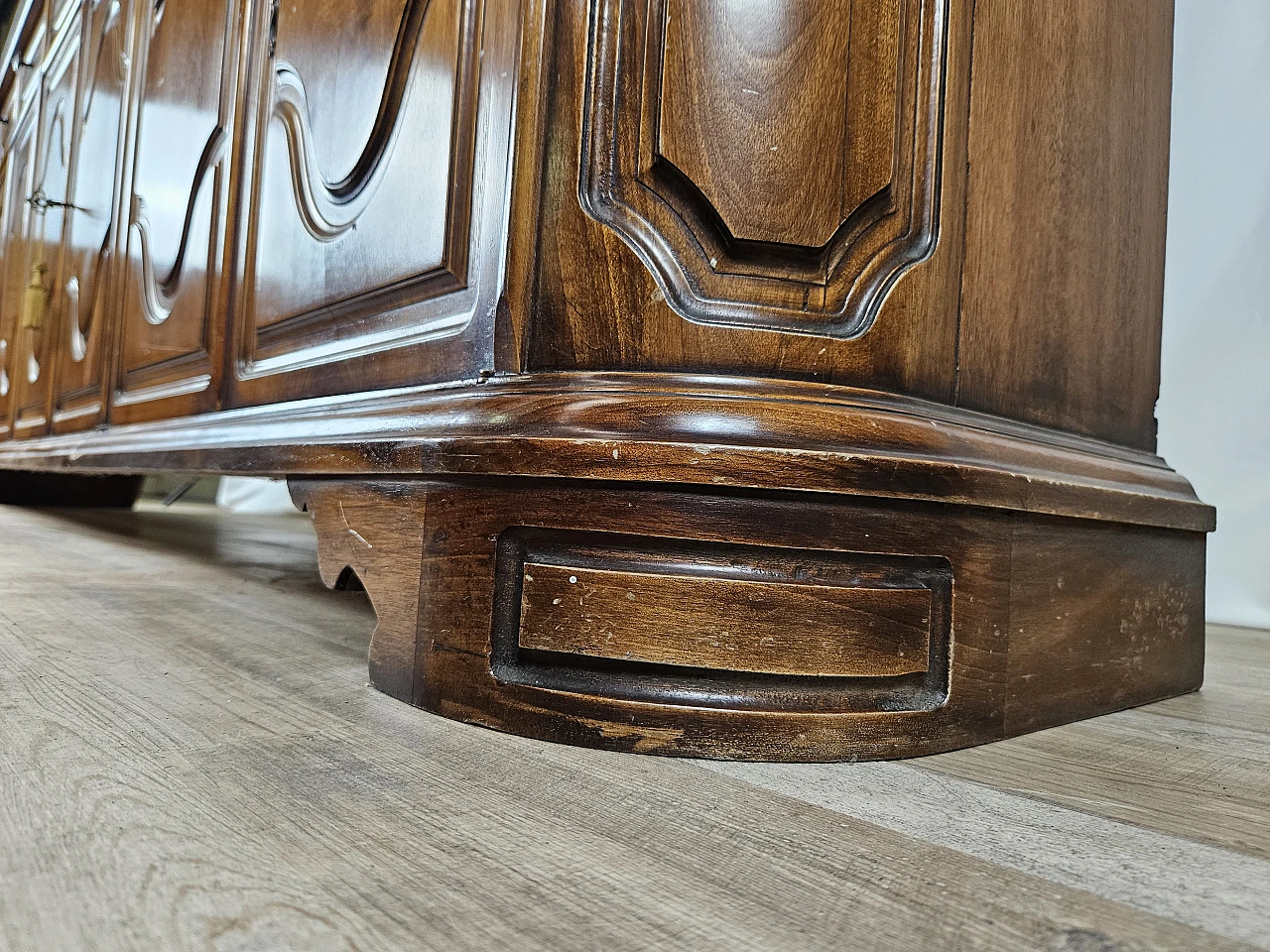 Carved wooden sideboard, 1960s 33