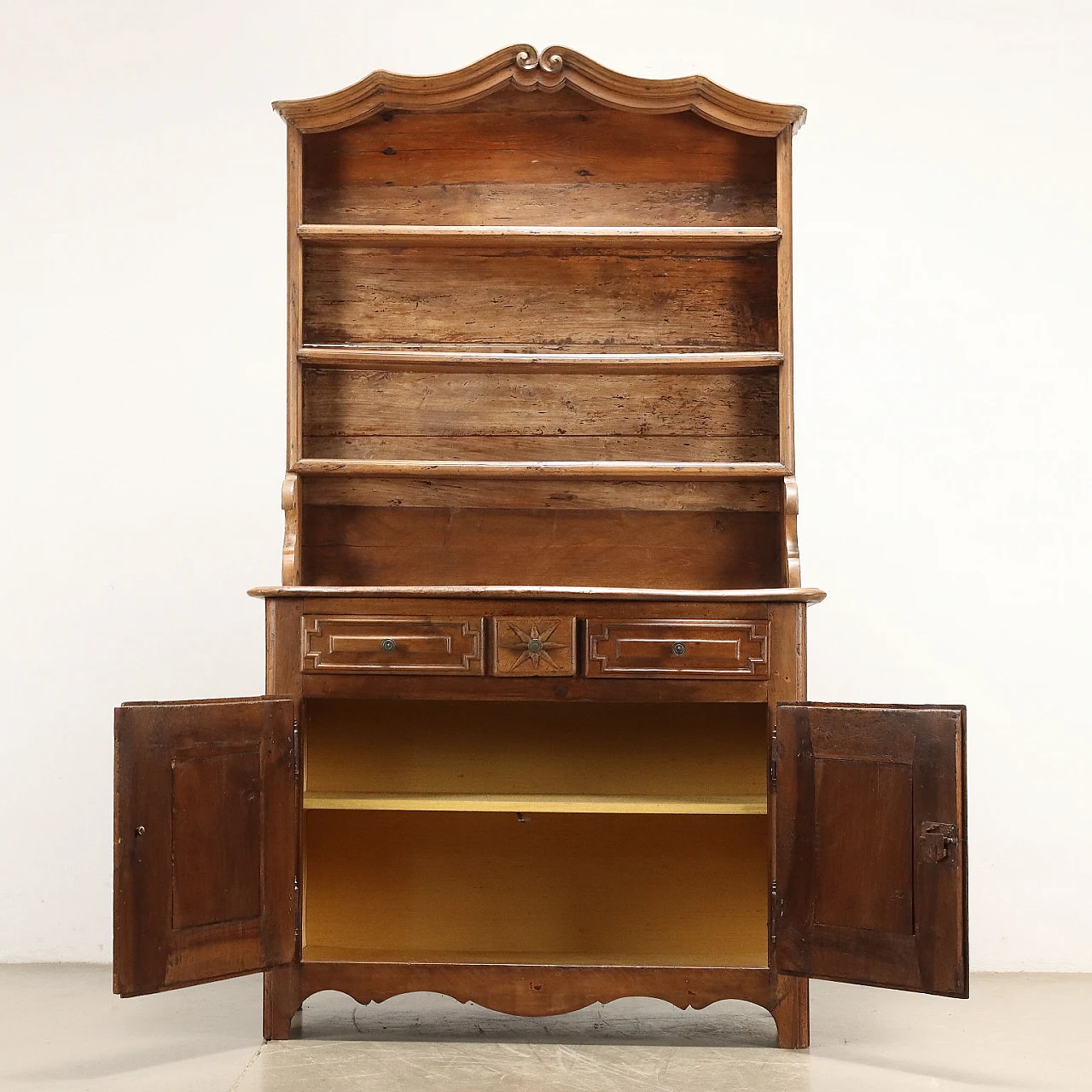 Credenza con piattaia in noce con cassetti e coppia di ante, '800 3