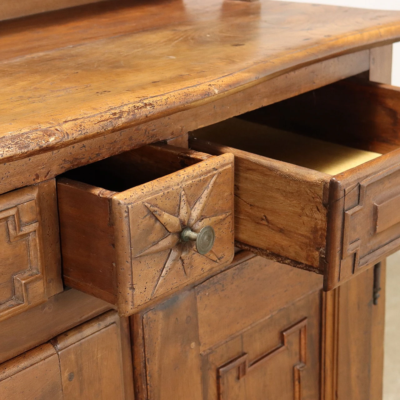 Credenza con piattaia in noce con cassetti e coppia di ante, '800 6