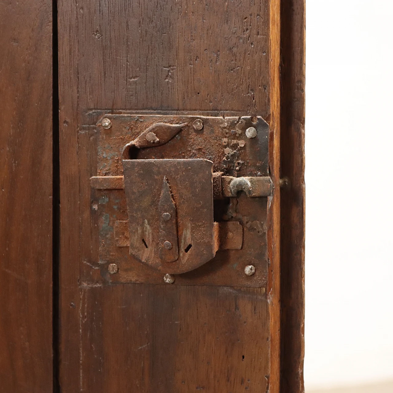 Credenza con piattaia in noce con cassetti e coppia di ante, '800 8