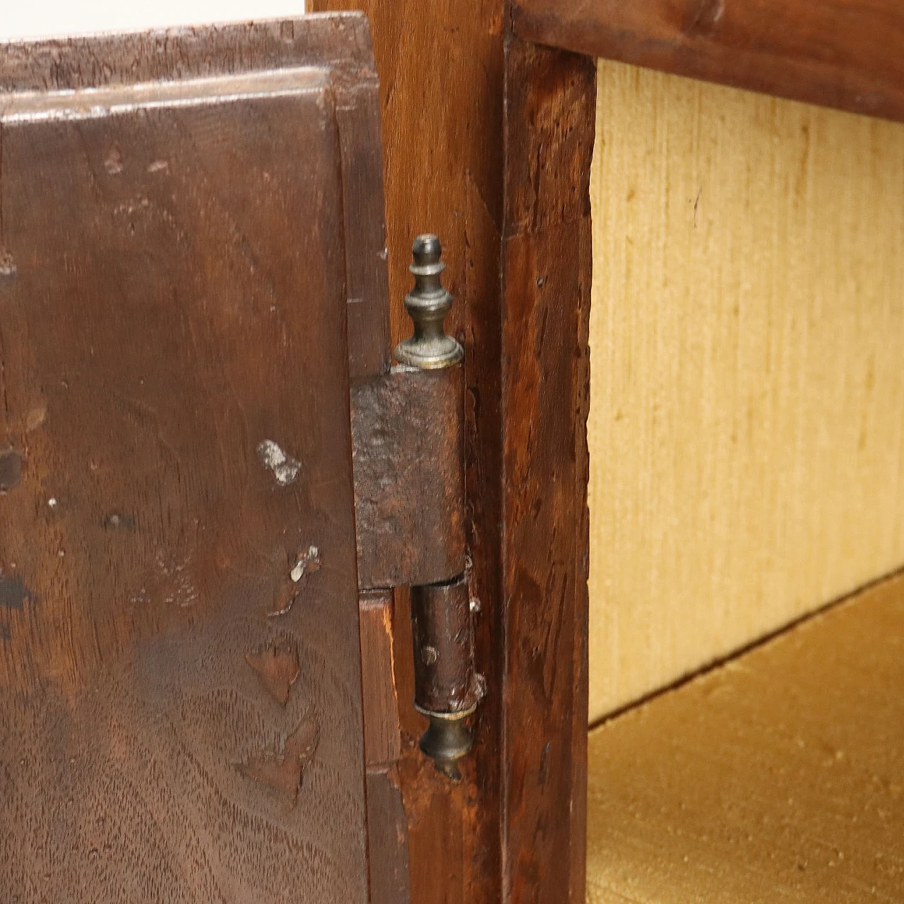 Credenza con piattaia in noce con cassetti e coppia di ante, '800 9