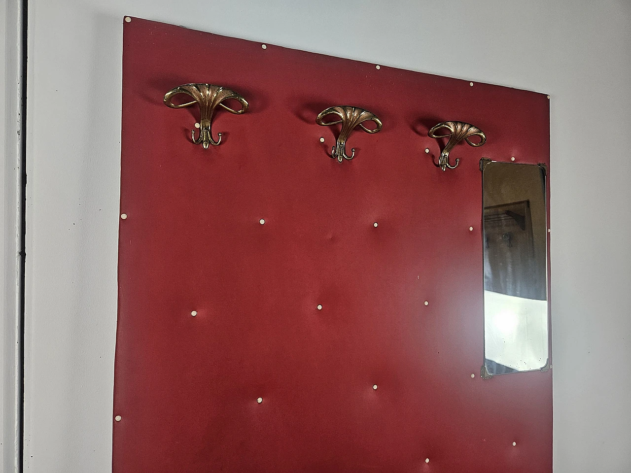 Red skai and brass coat rack, 1960s 4