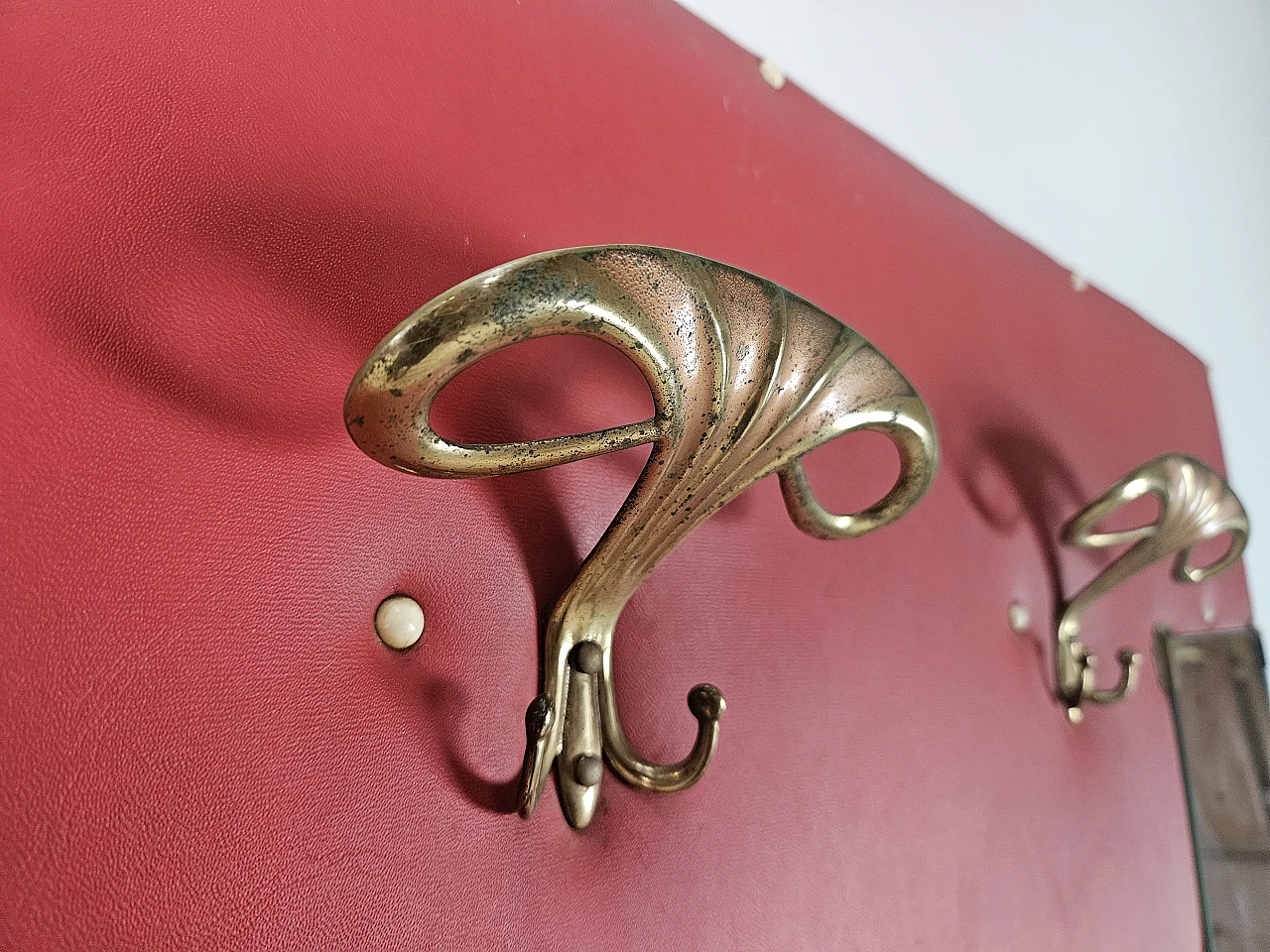 Red skai and brass coat rack, 1960s 8