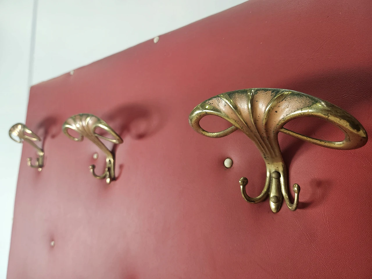 Red skai and brass coat rack, 1960s 9