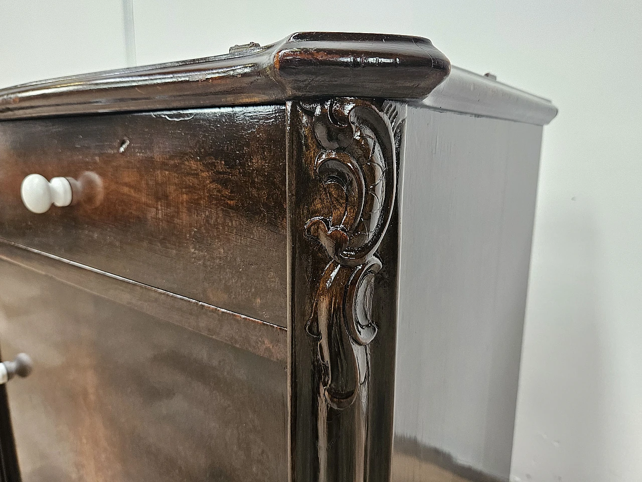 Pair of Art Deco walnut bedside tables, 1940s 20