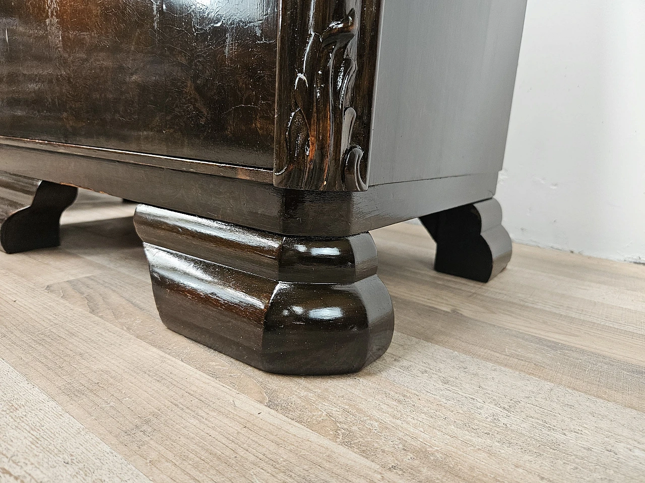 Pair of Art Deco walnut bedside tables, 1940s 39