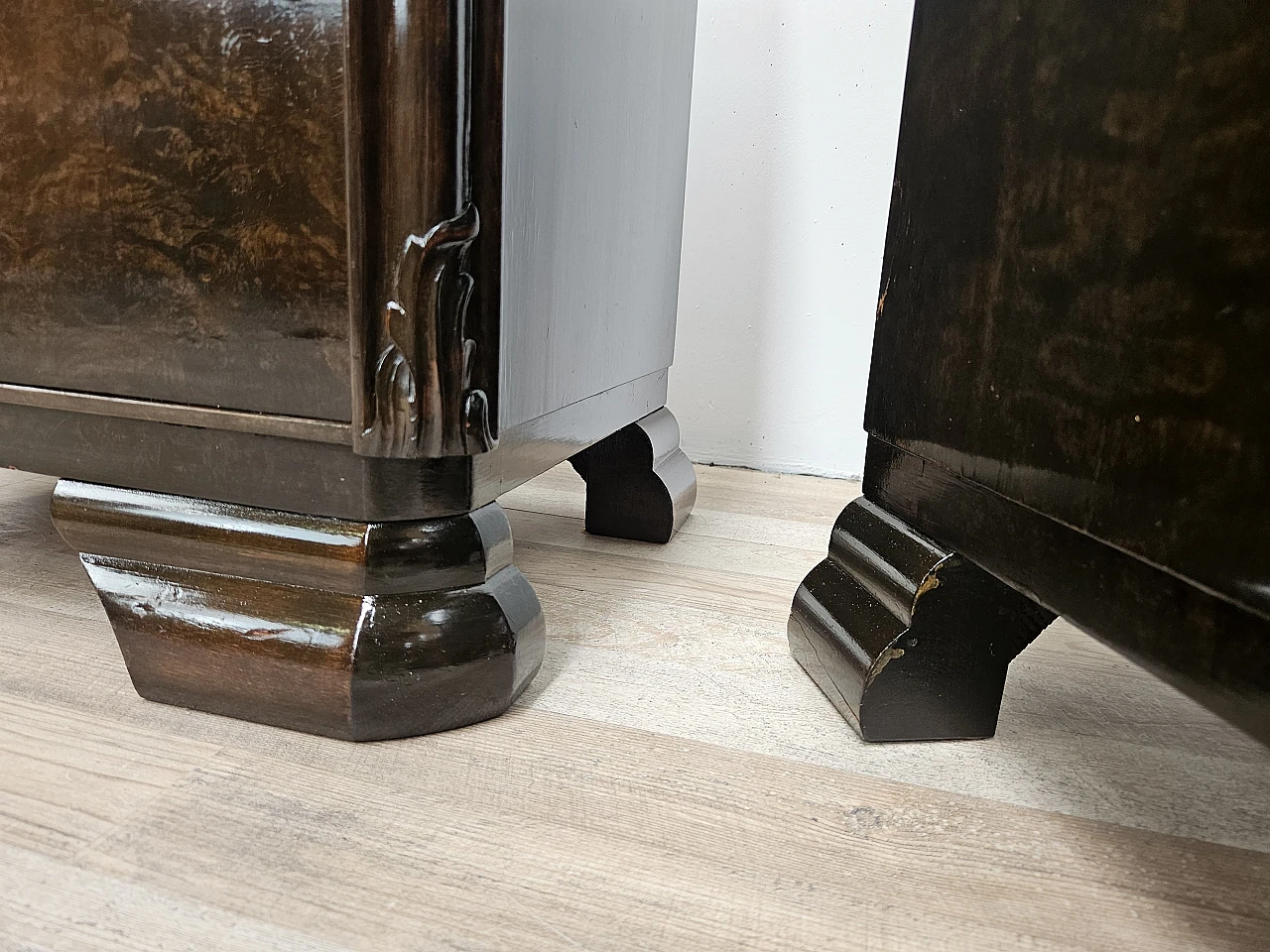 Pair of Art Deco walnut bedside tables, 1940s 41