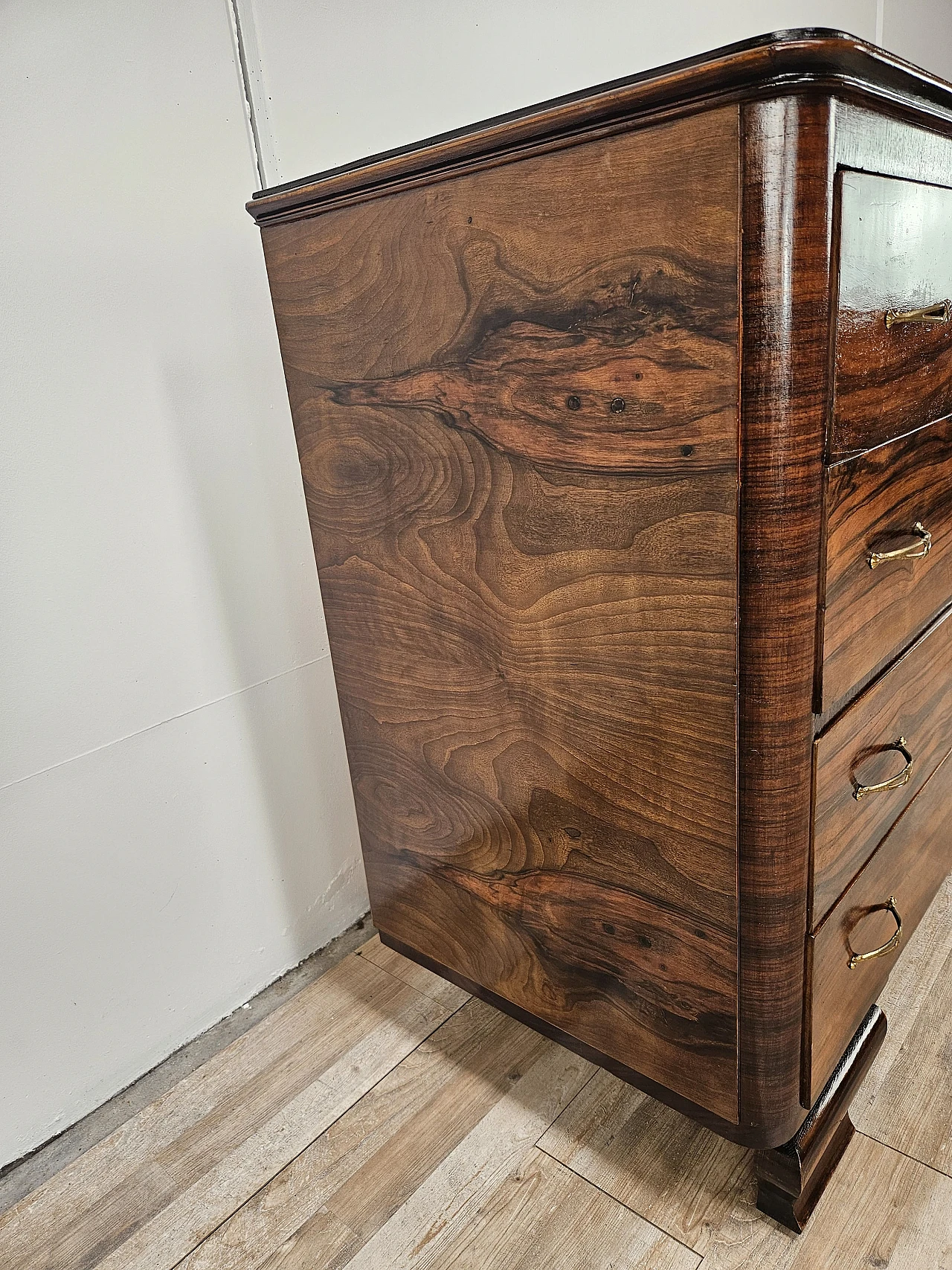 Art Deco chest of drawers in mahogany root with four drawers 2