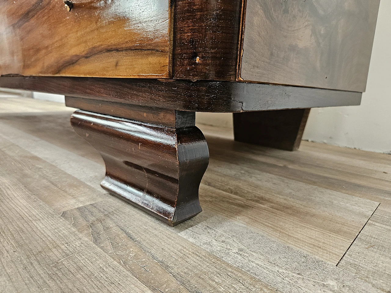 Art Deco chest of drawers in mahogany root with four drawers 20