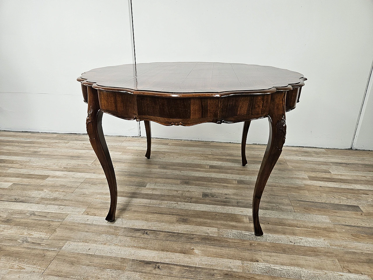 Baroque table in walnut and maple, from the early 1900s 1