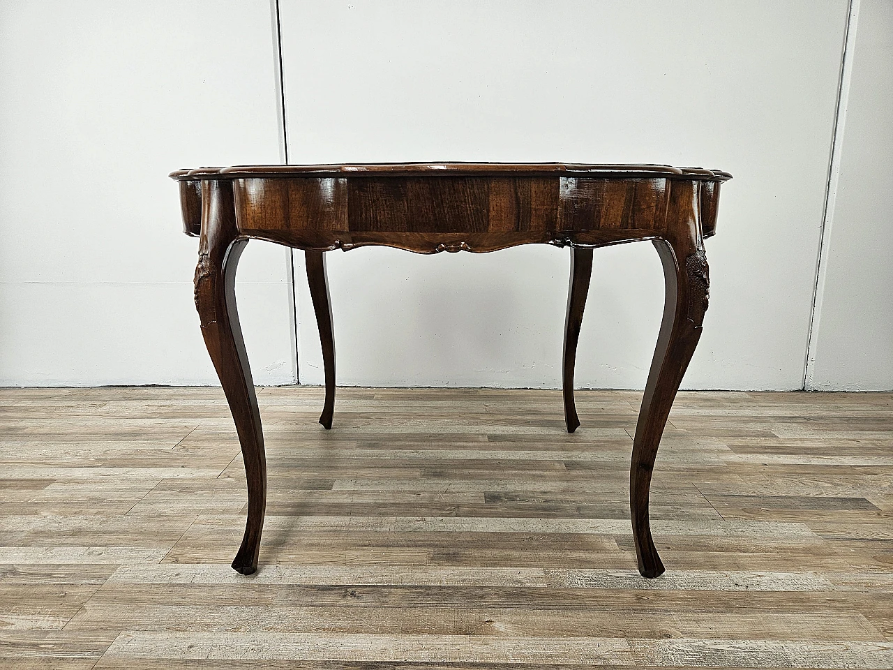 Baroque table in walnut and maple, from the early 1900s 2