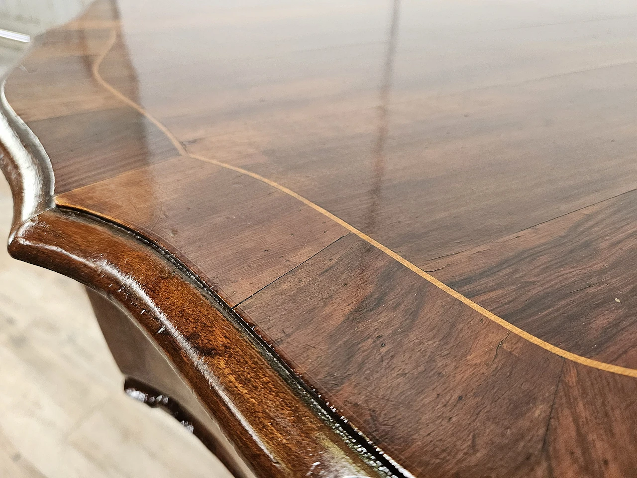 Baroque table in walnut and maple, from the early 1900s 9