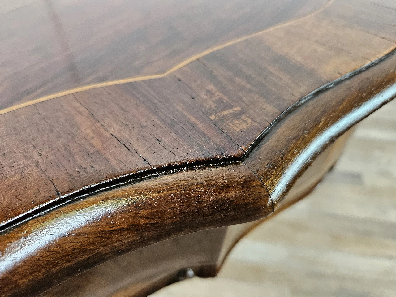 Baroque table in walnut and maple, from the early 1900s 12