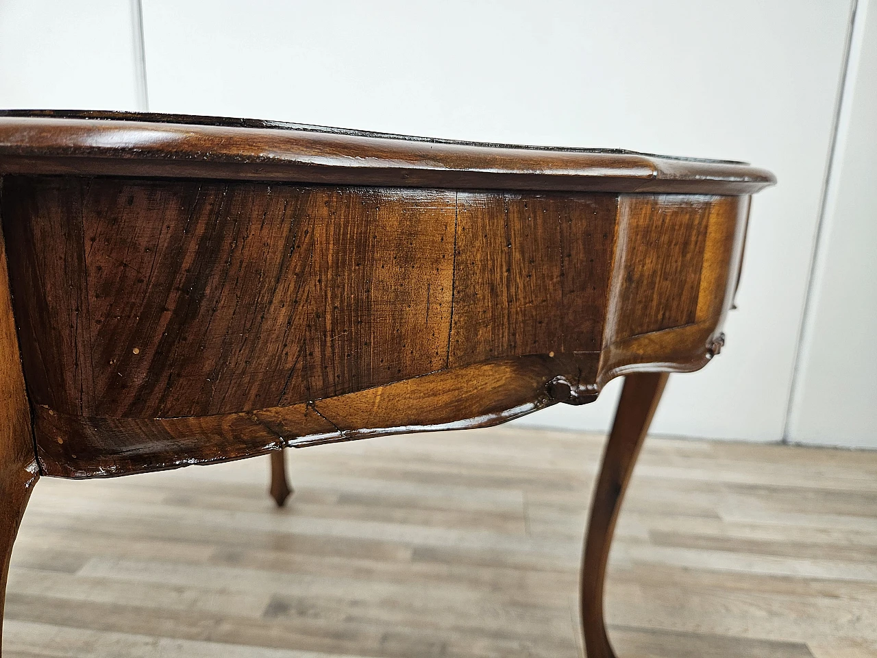 Baroque table in walnut and maple, from the early 1900s 13