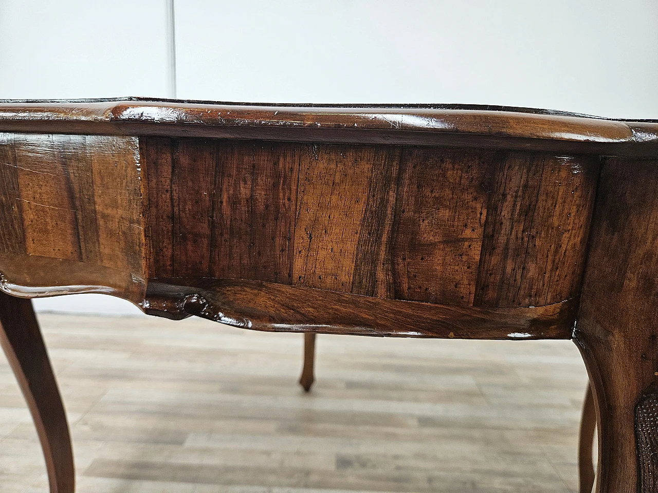 Baroque table in walnut and maple, from the early 1900s 14