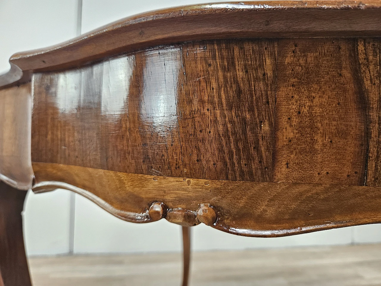 Baroque table in walnut and maple, from the early 1900s 15