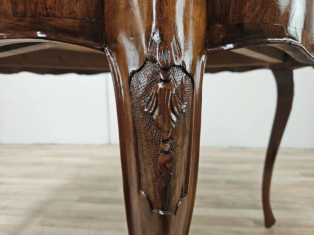 Baroque table in walnut and maple, from the early 1900s 20