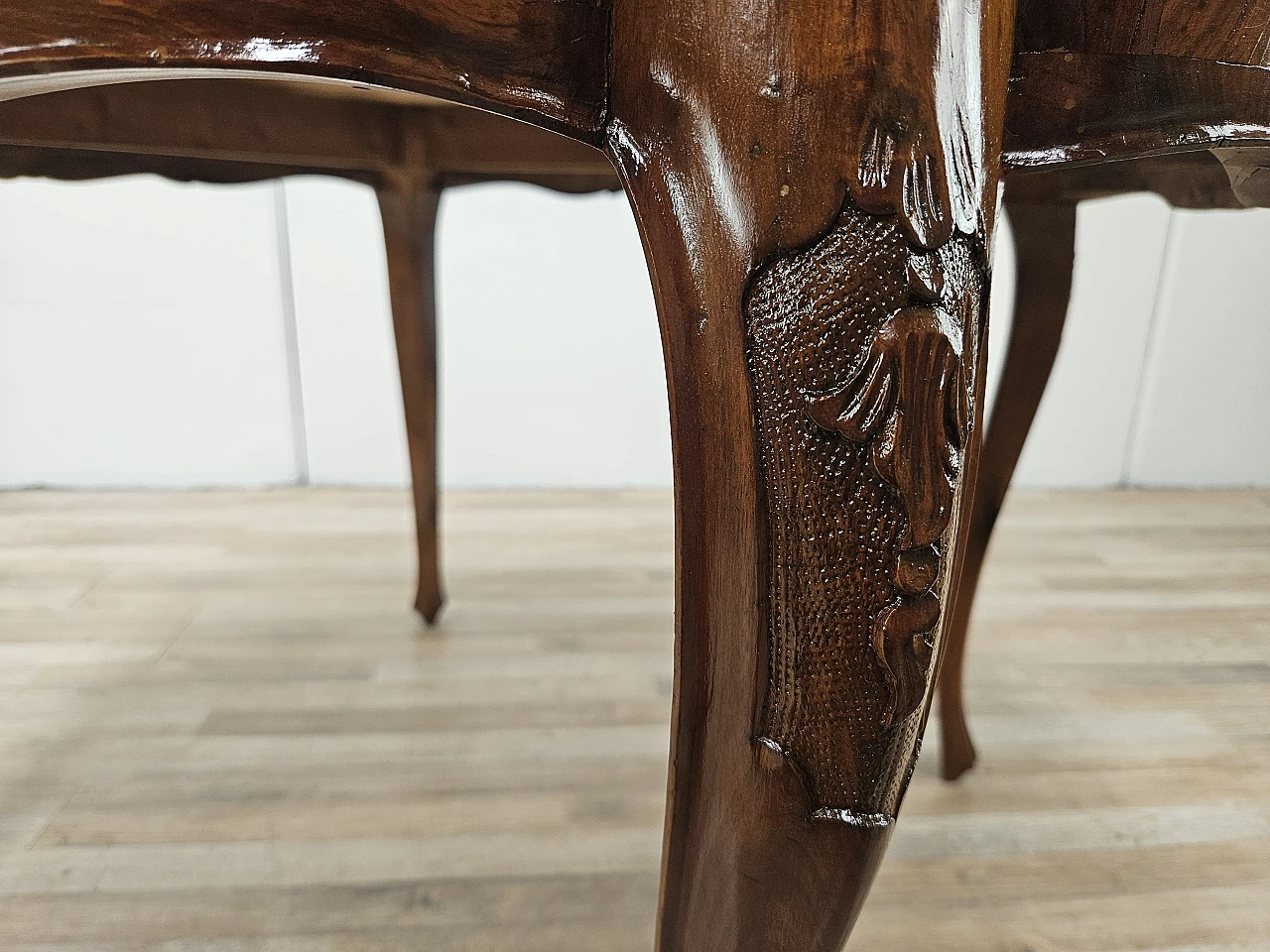 Baroque table in walnut and maple, from the early 1900s 21