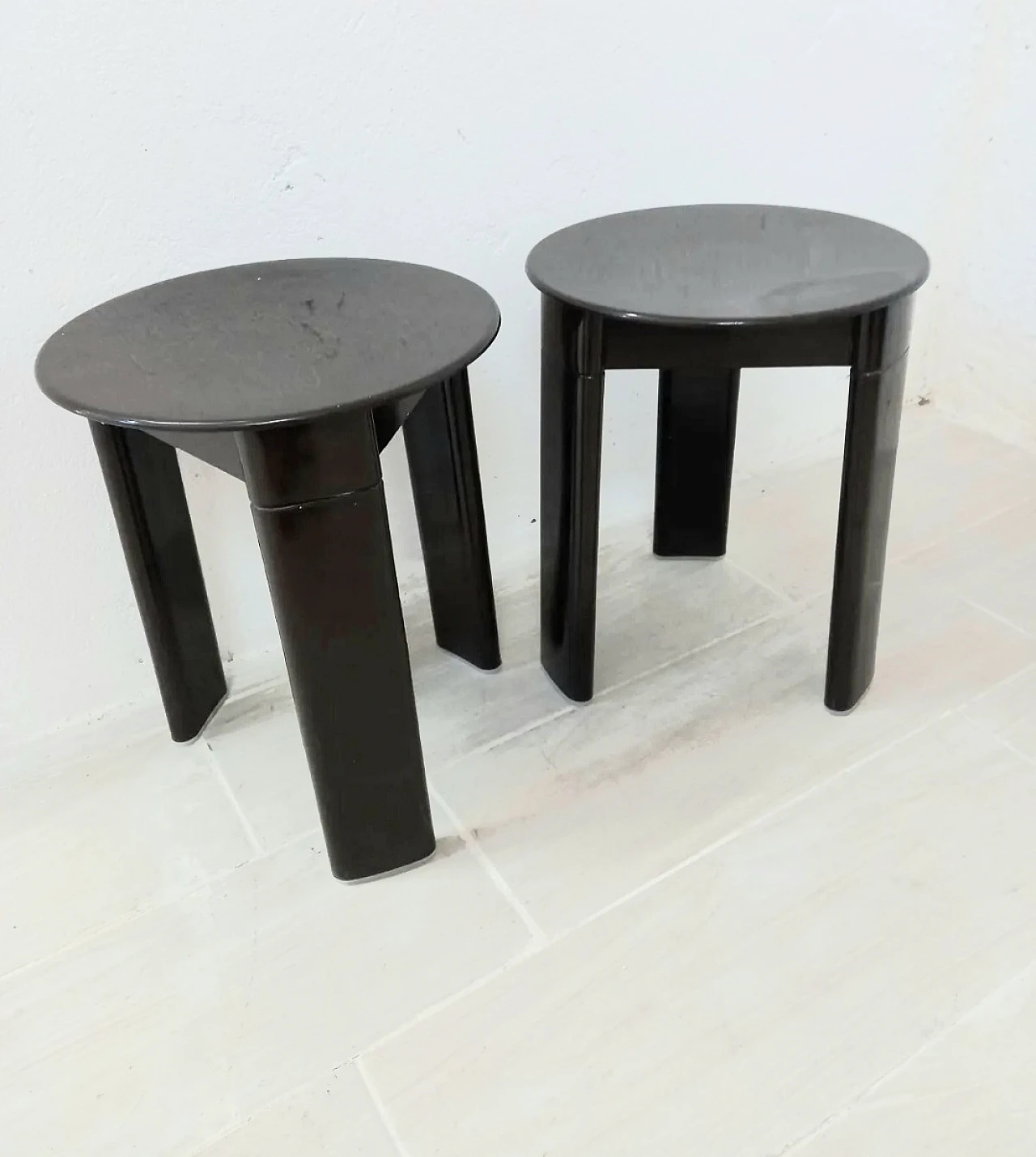 Pair of Gedy bathroom stools 8