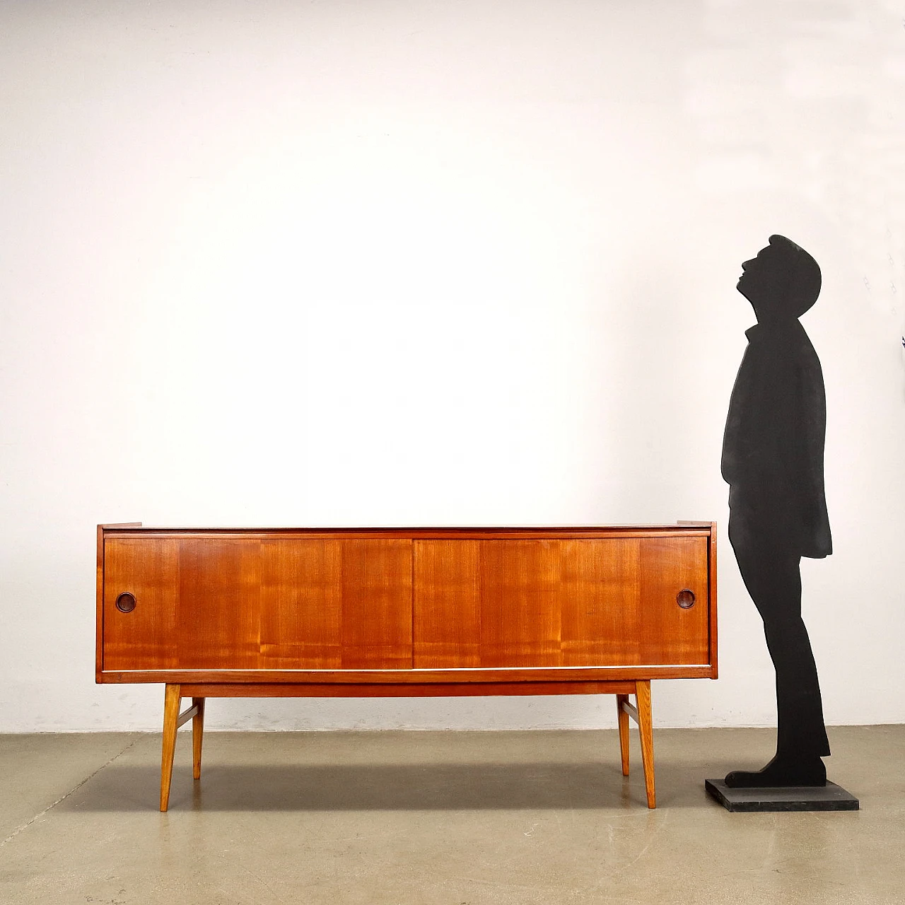 Credenza impiallicciata in teak con ante scorrevoli, anni '60 2