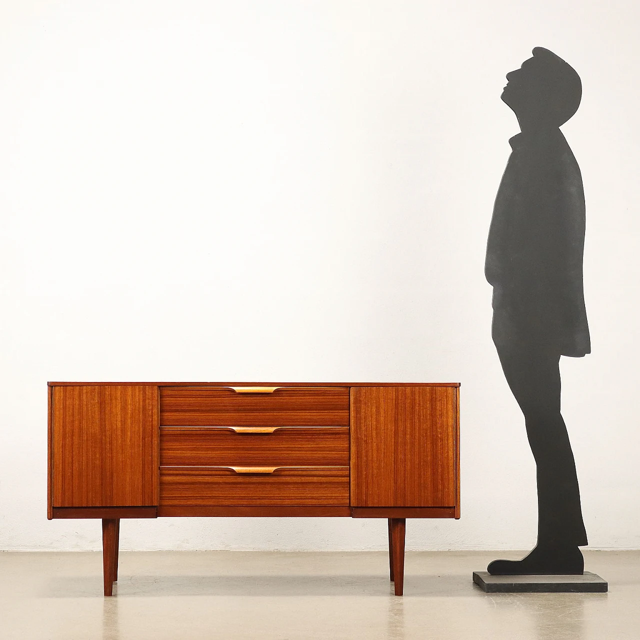 Credenza in teak con ante a battenti e cassetti, anni '60 2