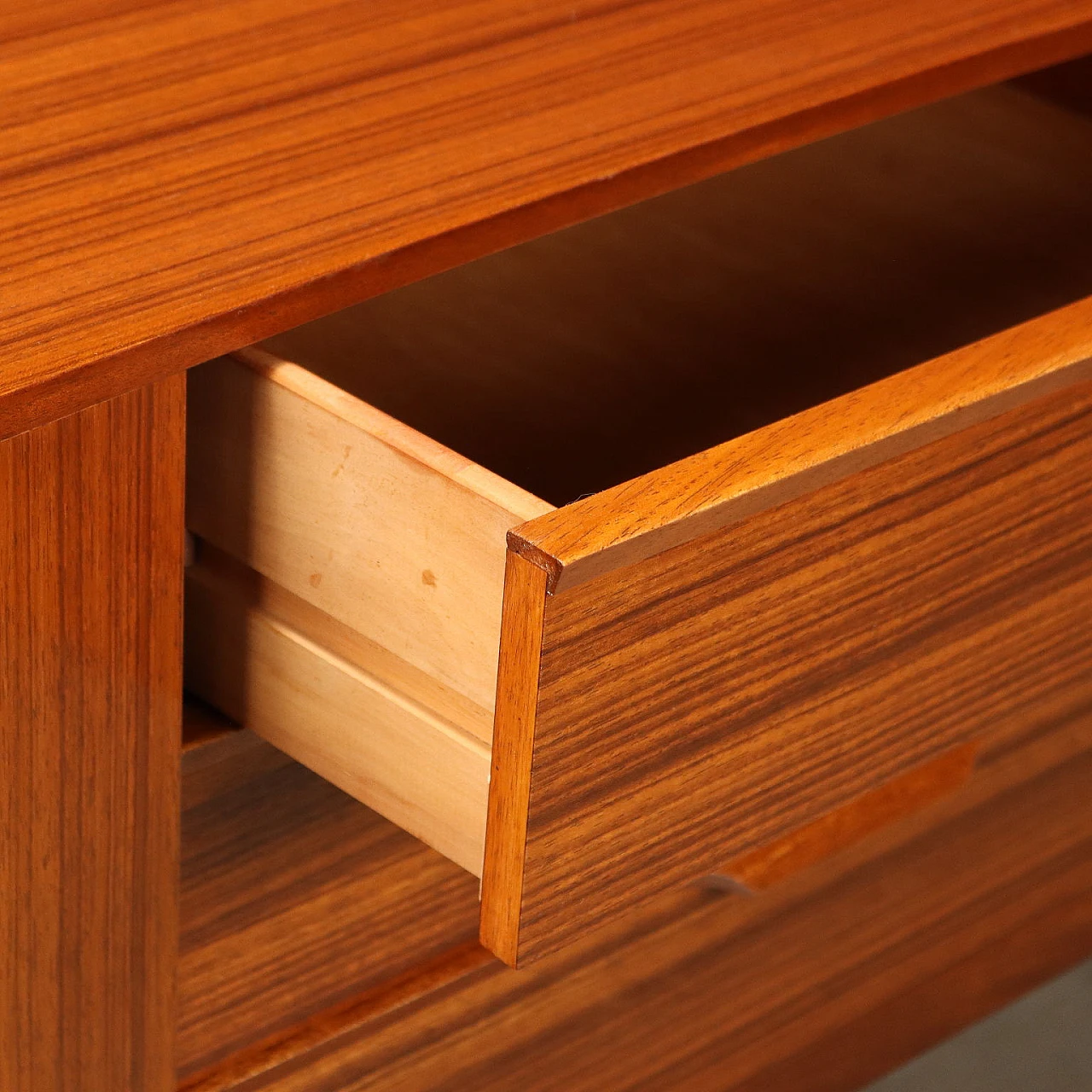 Credenza in teak con ante a battenti e cassetti, anni '60 4