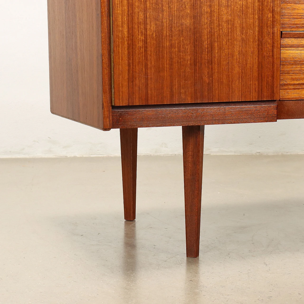 Credenza in teak con ante a battenti e cassetti, anni '60 6