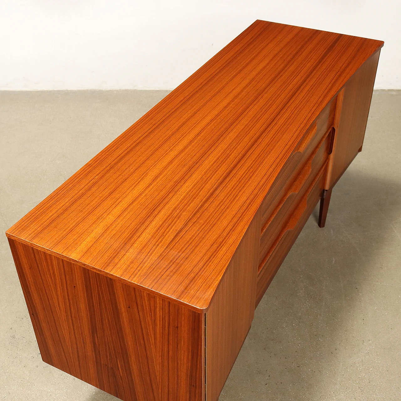 Credenza in teak con ante a battenti e cassetti, anni '60 7