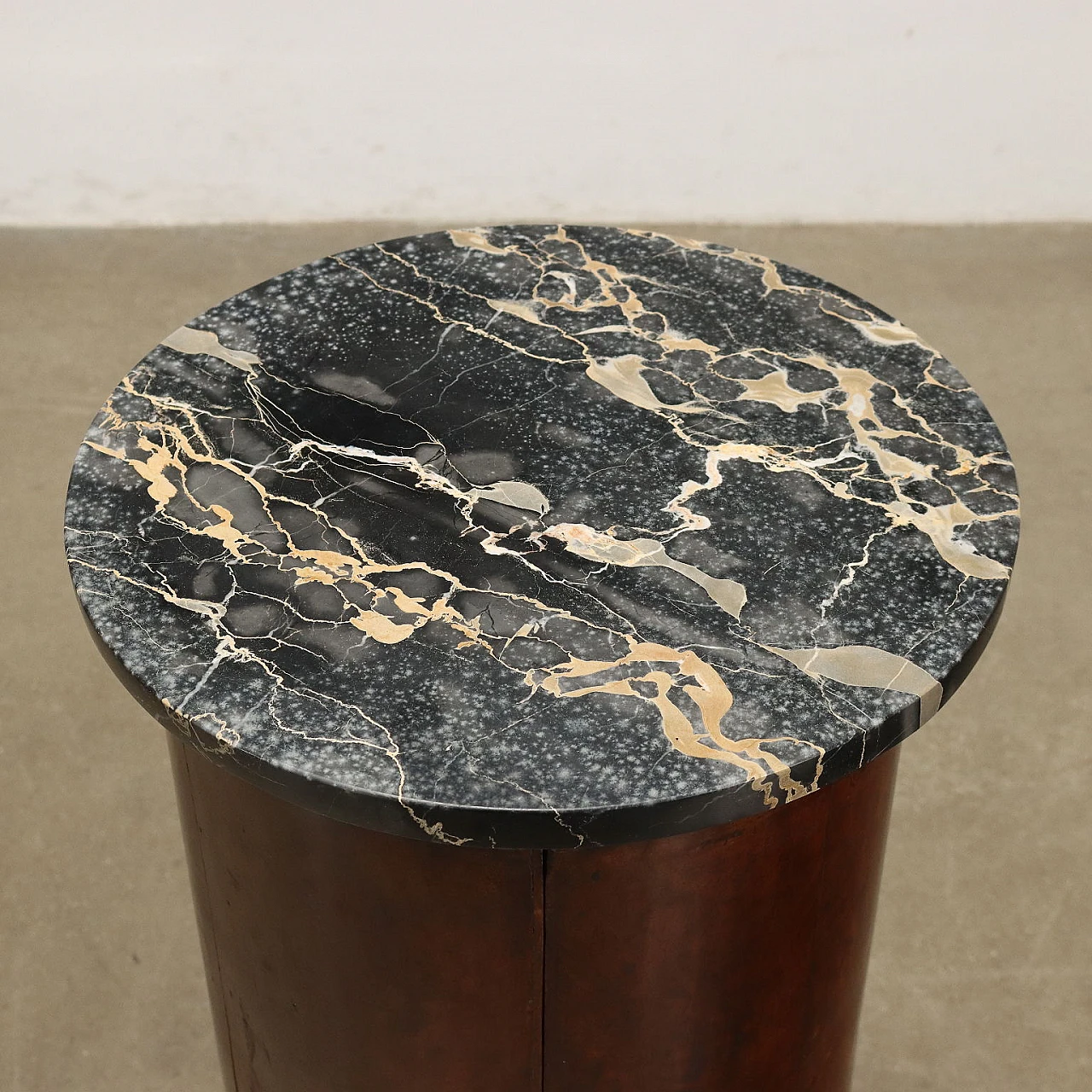 Walnut column bedside table with Portoro marble top, 19th century 8