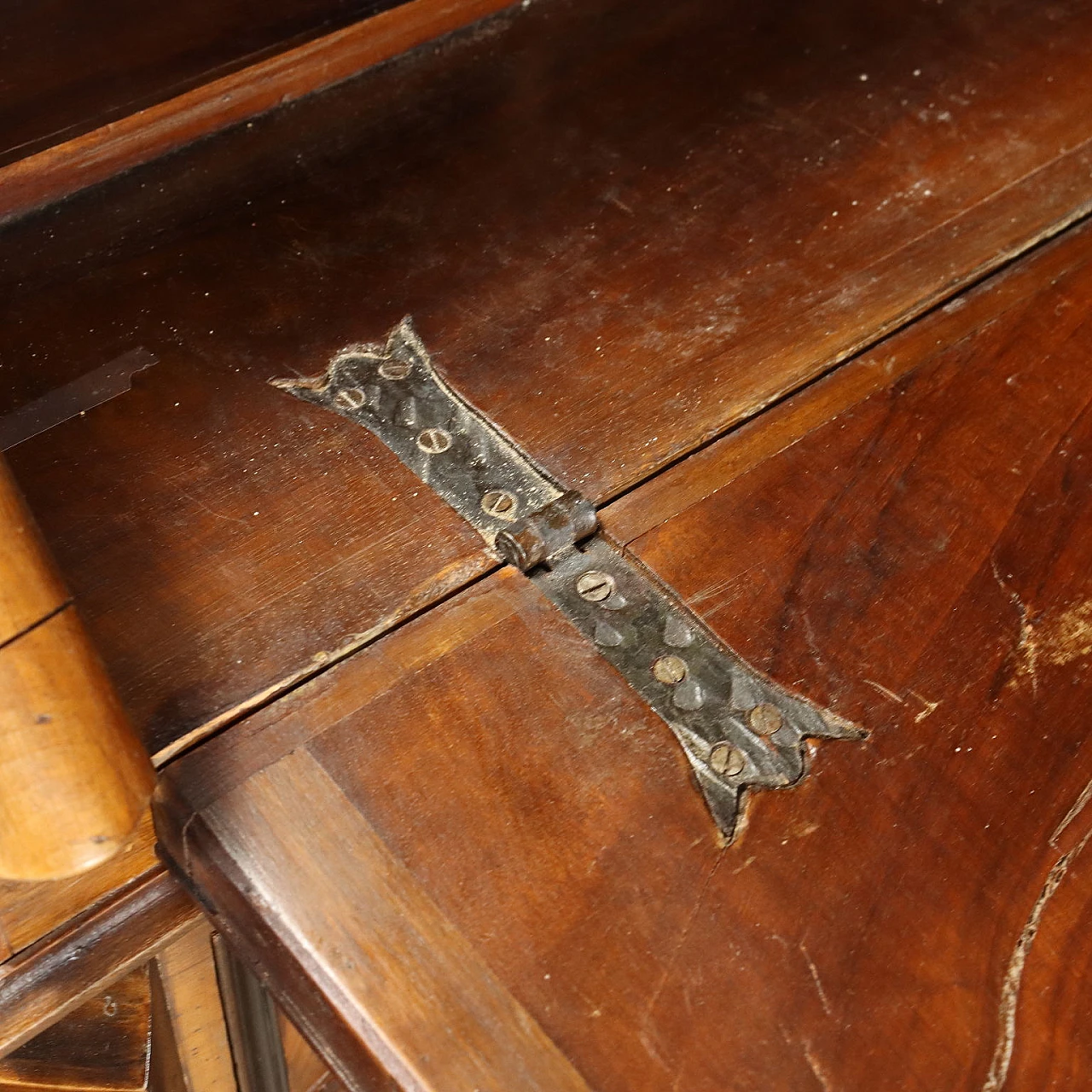 Baroque-style walnut and burl walnut flap desk with drawers 8