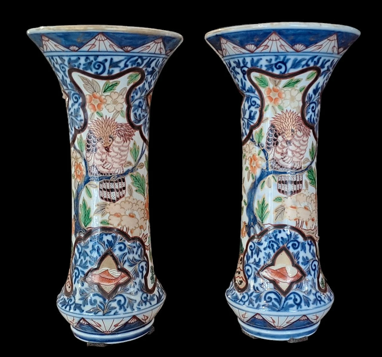 Pair of Imari Japanese ceramic trumpet vases, 18th century 1