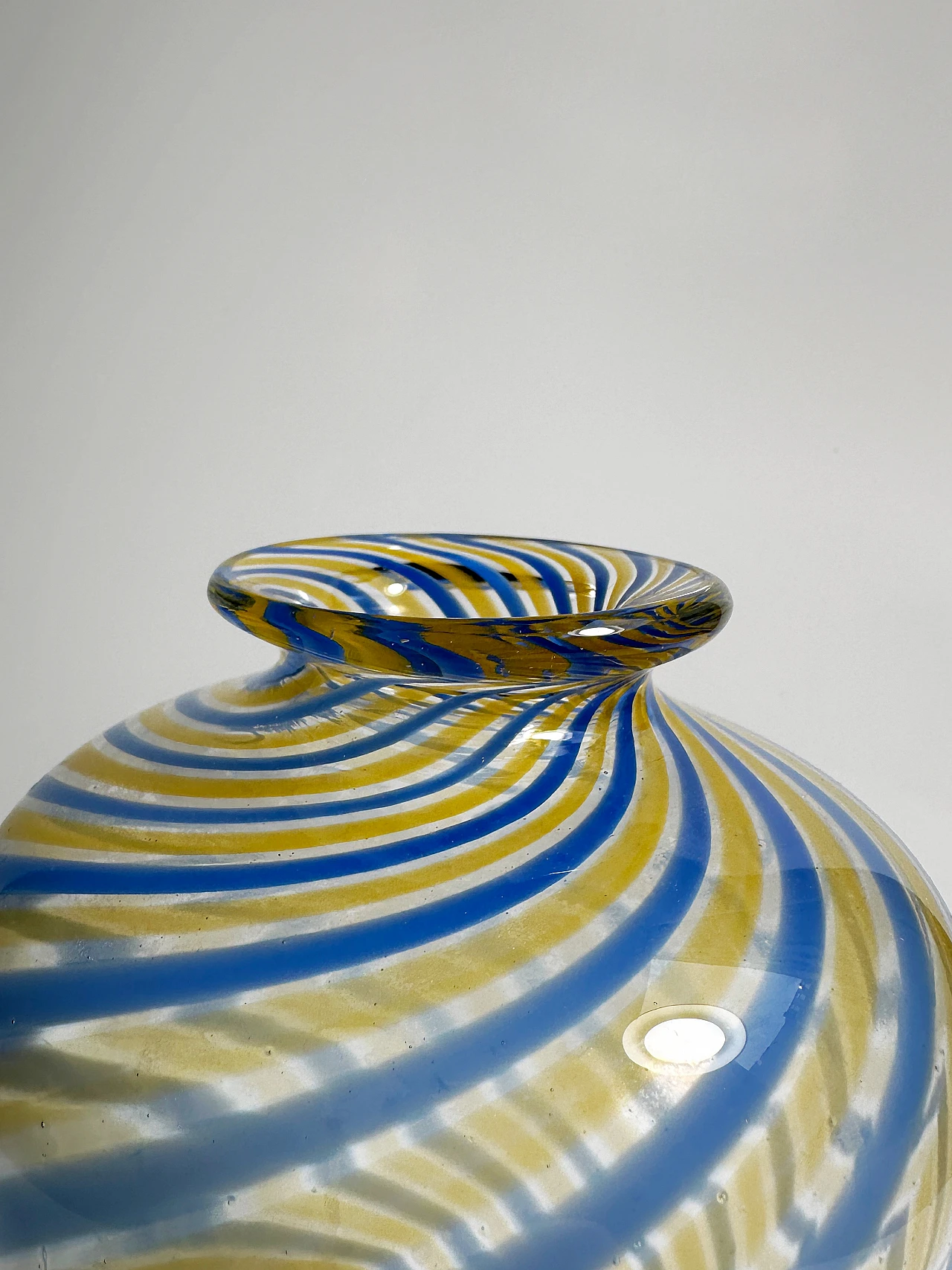 Swirl Murano vase by Fratelli Toso, 1960s 4