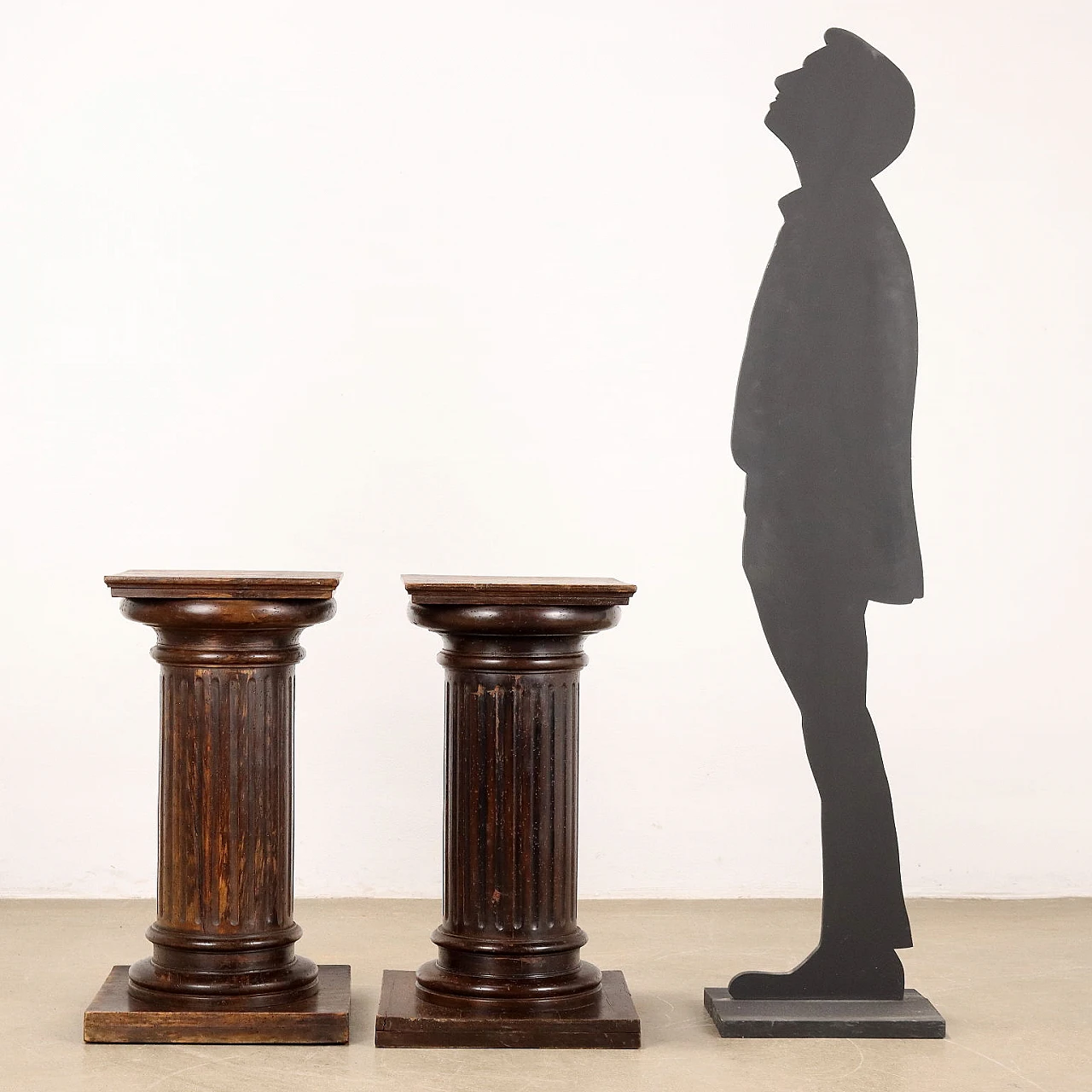 Pair of beechwood statue-holder columns with square base, 19th century 2