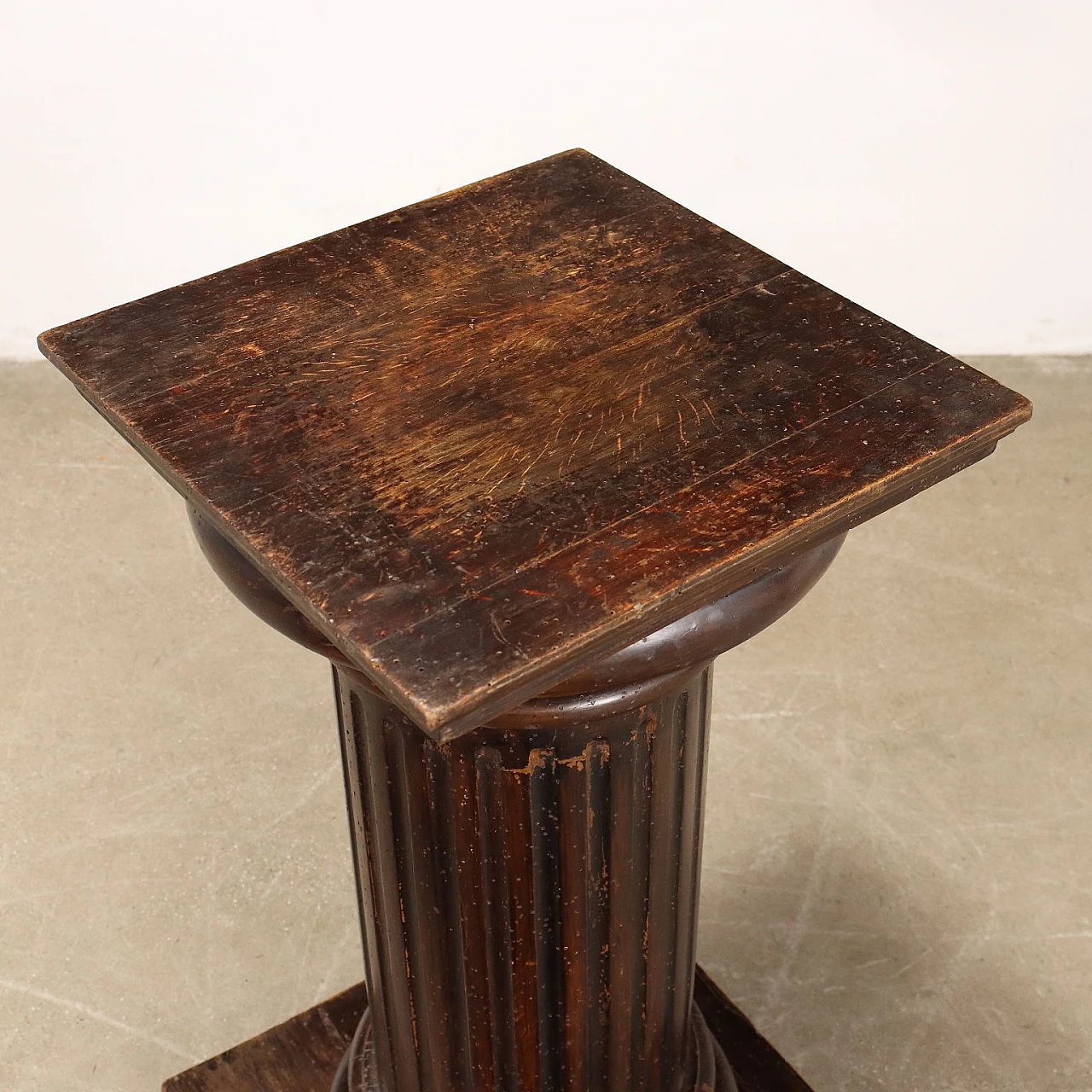 Pair of beechwood statue-holder columns with square base, 19th century 4