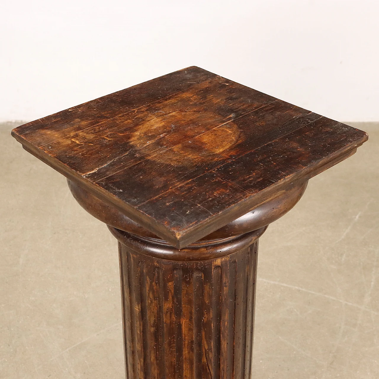 Pair of beechwood statue-holder columns with square base, 19th century 5