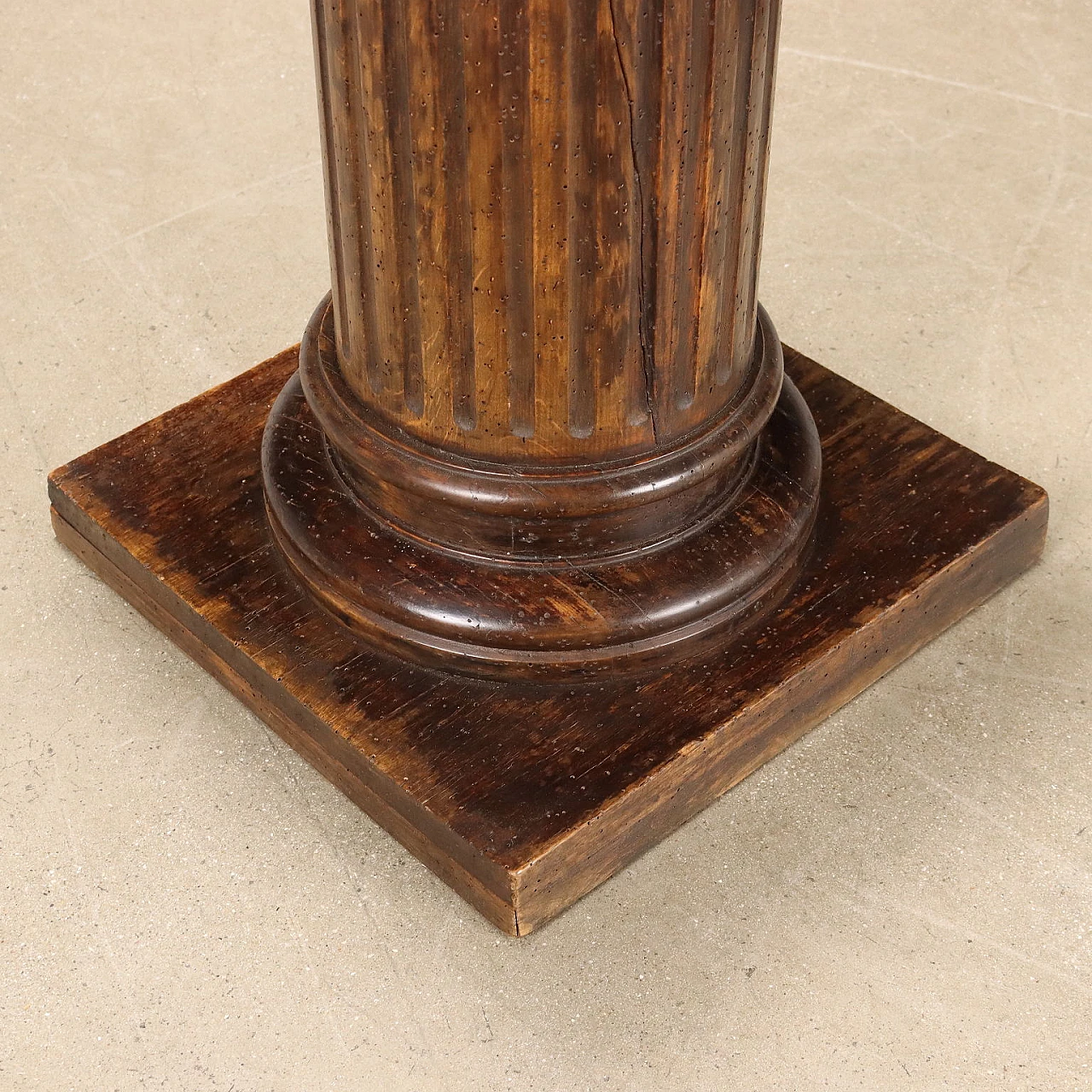 Pair of beechwood statue-holder columns with square base, 19th century 6