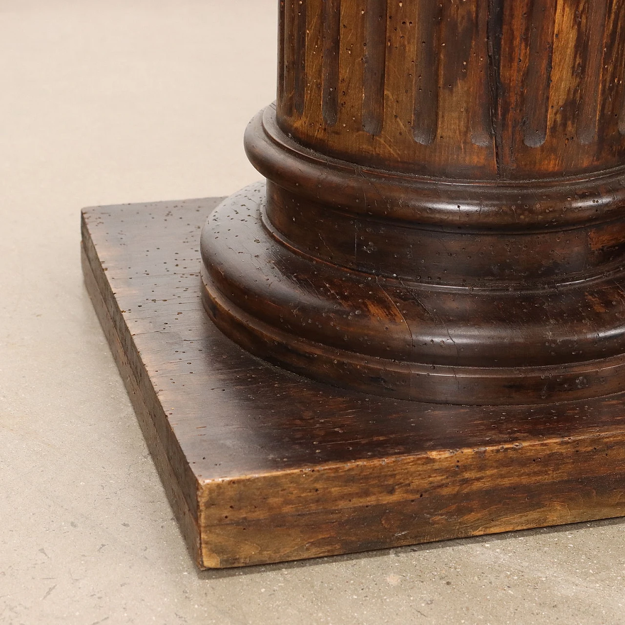 Pair of beechwood statue-holder columns with square base, 19th century 7