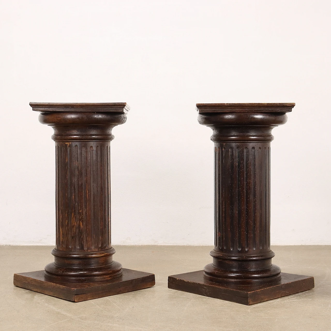 Pair of beechwood statue-holder columns with square base, 19th century 8