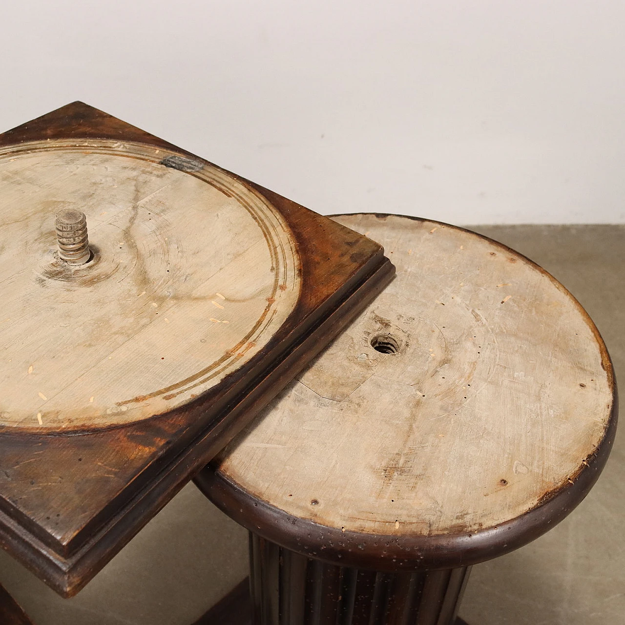 Pair of beechwood statue-holder columns with square base, 19th century 9